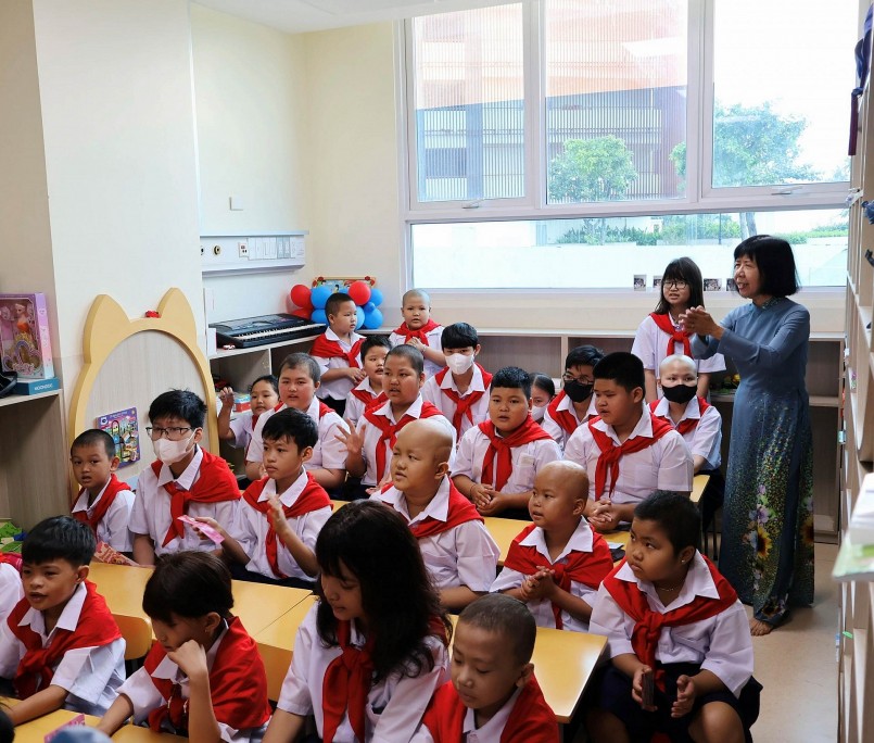 Lớp học ngập tràn niềm vui của cô Kim Phấn và học trò  ẢNH: HOÀI NHIÊN