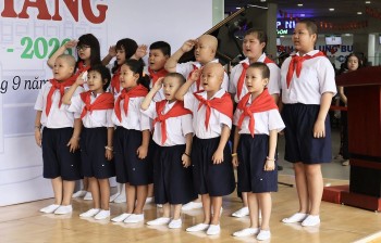 Khi tiếng trống khai giảng vang lên giữa bệnh viện ung bướu