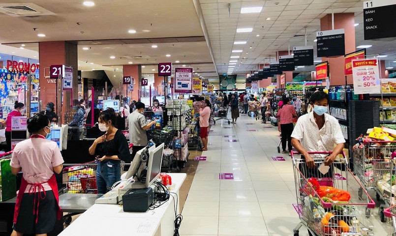 Người dân mua sắm tại AEON Mall. 