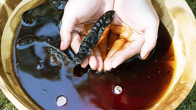 Ðắng thì bồ kết bồ hòn,  Ðể ta tắm gội cho trơn mái đầu.