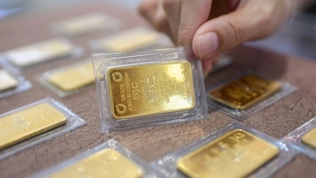 Giá vàng SJC lập đỉnh lịch sử 134,4 triệu đồng/lượng: Vì sao chưa thể "hạ nhiệt"?