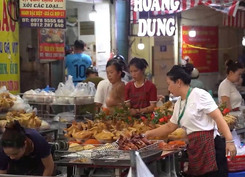 Bên trong các cửa hàng, rất đông nhân viên đang làm việc, người sơ chế, người nhặt lông, người mổ, người rửa gà, người chốt đơn online (trực tuyến qua các ứng dụng công nghệ).