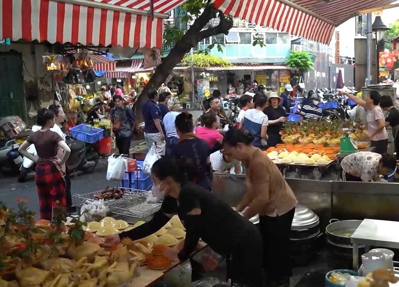 Khu vực bán gà ngậm hoa hồng tại chợ Hàng Bè gần như không còn lối đi.