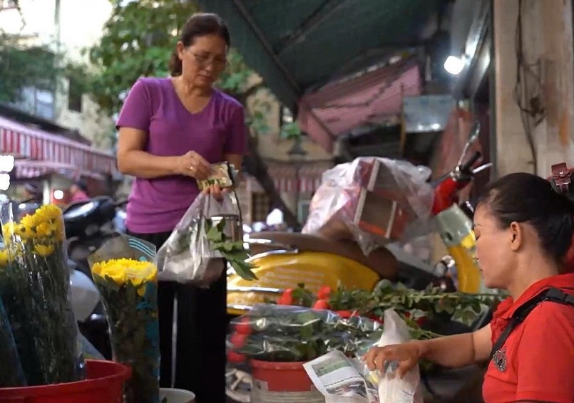 Cũng tại chợ Hàng Bè, hoa lễ dịp Rằm tháng 7 năm nay cũng tăng giá nhẹ: hoa hồng có giá từ 5.000 – 8.000 đồng/bông, hoa ly có giá 15.000 – 30.000 đồng/bông, hoa cúc có giá từ 5.000 – 7.000 đồng/bông, hoa lay ơn có giá 10.000 – 15.000 đồng/bông, giá một bát canh bóng tại chợ Hàng Bè cũng dao động từ 70.000 đến 120.000 đồng. Mặc dù giá cao nhưng vẫn hút người mua.