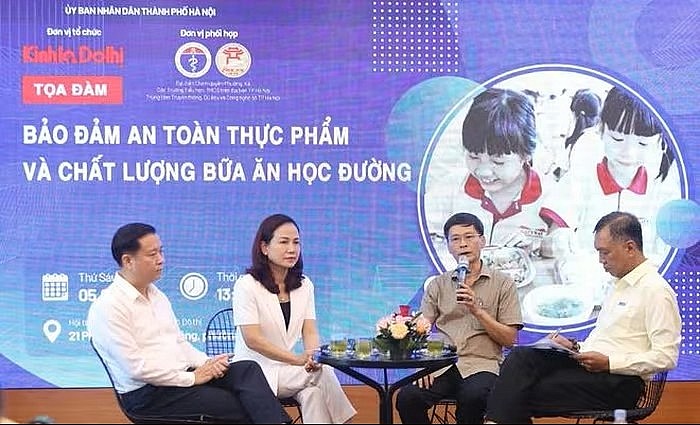Các chuyên gia chia sẻ tại tọa đàm.