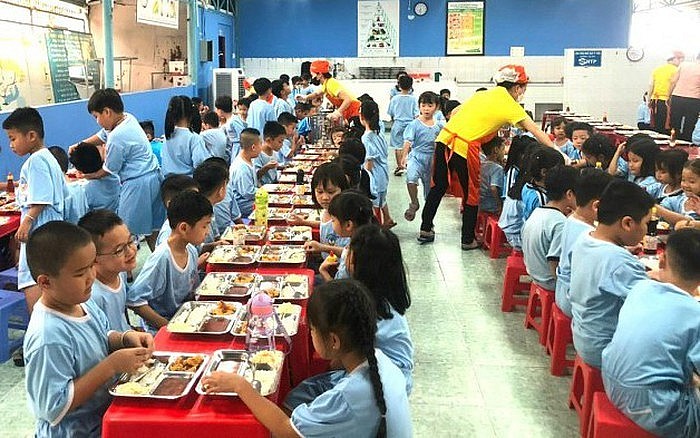 An toàn thực phẩm bữa ăn học đường là vấn đề được xã hội đặc biệt quan tâm.