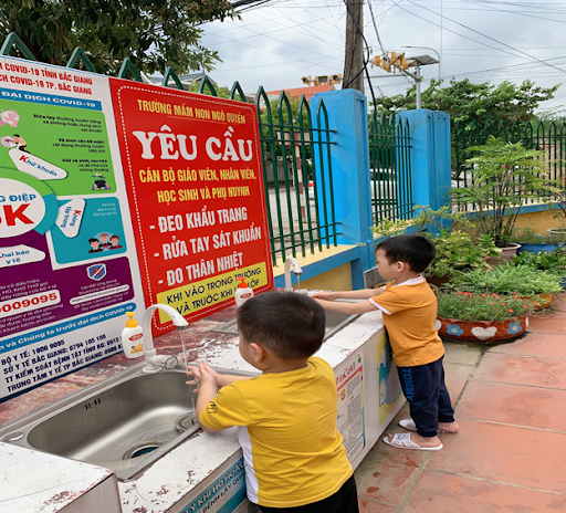 Rửa tay và đeo khẩu trang giúp giảm nguy cơ lây nhiễm sốt virus trong môi trường học đường.