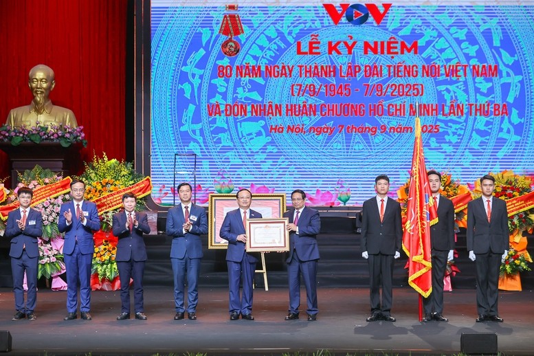 Thay mặt lãnh đạo Đảng, Nhà nước, Thủ tướng Phạm Minh Chính trao Huân chương Hồ Chí Minh (lần thứ ba) tặng Đài Tiếng nói Việt Nam - Ảnh: VGP Thay mặt lãnh đạo Đảng, Nhà nước, Thủ tướng Phạm Minh Chính trao Huân chương Hồ Chí Minh (lần thứ ba) tặng Đài Tiếng nói Việt Nam - Ảnh: VGP