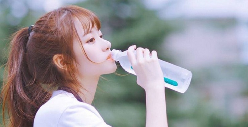 Sau một giấc ngủ kéo dài từ 6 đến 8 tiếng, cơ thể chúng ta rơi vào tình trạng thiếu nước nhẹ. 