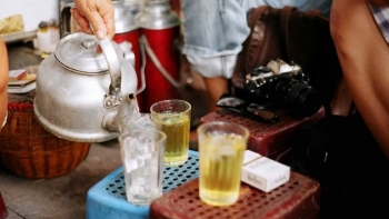 Từ trà đá vỉa hè đến vé máy bay Tết: Thị trường tiêu dùng nhiều biến động