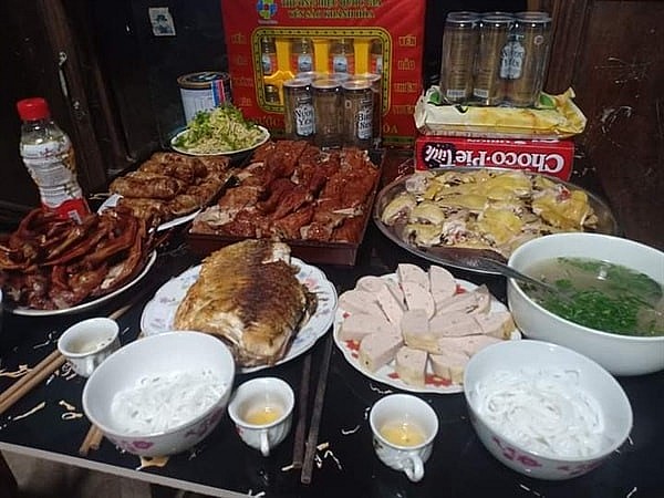 Một mâm cơm cúng lễ “Pây tái”.