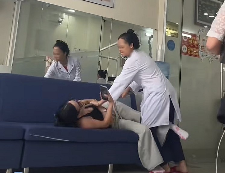 Bác sĩ nha khoa hành hung nữ khách hàng. Ảnh: Cắt từ clip.