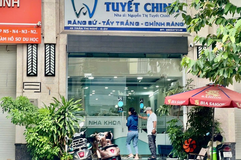 Cơ sở nha khoa Tuyết Chinh hoạt động bình thường vào sáng 8/9 (Ảnh: Hoàng Hướng).