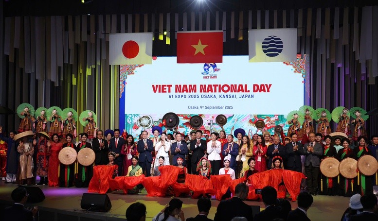 Phó Thủ tướng Lê Thành Long và Công chúa Tsuguko cùng các đại biểu Việt Nam và Nhật Bản chụp ảnh chung với các nghệ sĩ - Ảnh: VGP