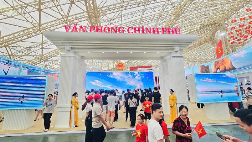 Không gian Triển lãm “Văn phòng Chính phủ - 80 năm đồng hành cùng dân tộc” đã thu hút sự quan tâm của đông đảo đại biểu và khách tham quan - Ảnh: VGP