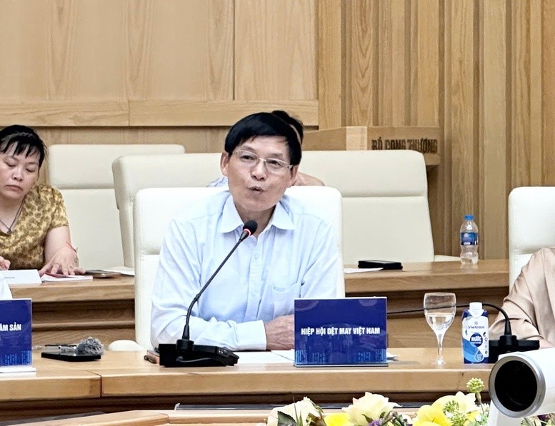 Ông Trương Văn Cẩn, Phó Chủ tịch kiêm Tổng Thư ký Hiệp hội Dệt may Việt Nam cho biết, 8 tháng, ngành dệt may xuất khẩu ước đạt 30,8 tỷ USD, tăng 7% so với năm 2024 - Ảnh: VGP