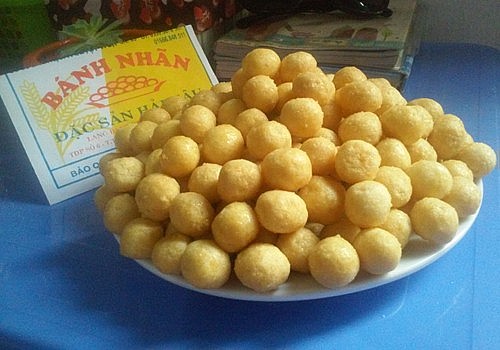 Chỉ cần phơi bánh đến khi nguội, một mẻ bánh nhãn vàng ươm, mùi thơm ngậy đã được ra lò.