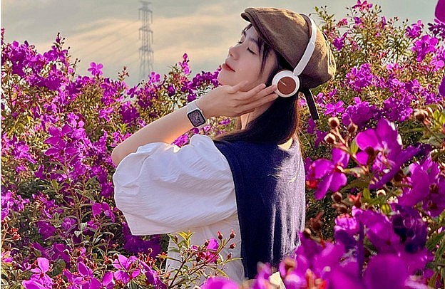                        Du khách hòa mình vào không gian của mây, núi và hoa ở đồi sim Suối Bon.