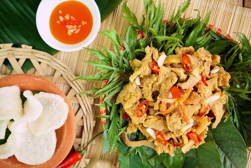 Thịt chua đất Tổ ăn kèm với lá ổi, sung, đinh lăng