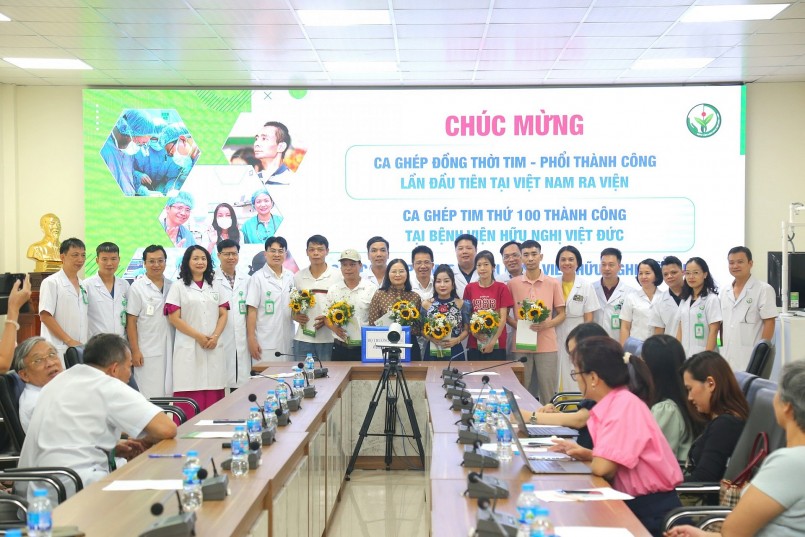 Các người bệnh sau ghép tim, ghép phổi thành công rạng rỡ trong khung hình cùng các bác sĩ. Ảnh: BVCC