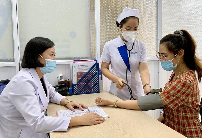 Bác sĩ tư vấn và hướng dẫn bệnh nhân thực hiện tầm soát ung thư định kỳ để phát hiện bệnh ở giai đoạn sớm.