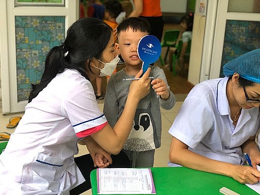 Việc đi khám định kỳ giúp bé làm quen với môi trường y tế, giảm bớt nỗi sợ hãi.