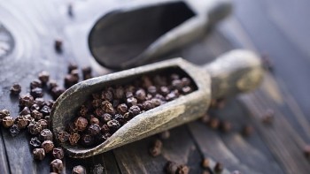 Giá tiêu hôm nay 15/8: Thị trường ổn định ở mức cao, xuất khẩu sang Trung Quốc tăng vọt 54%