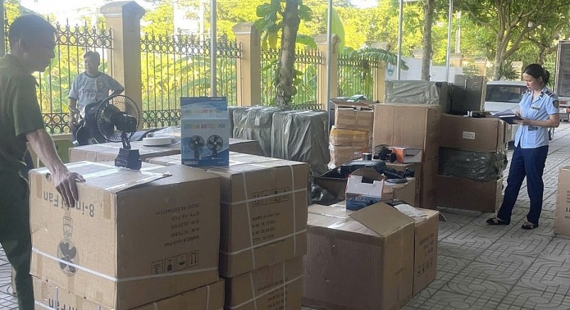 Hà Nội thu giữ hơn 1.800 quạt tích điện và phụ kiện không rõ nguồn gốc