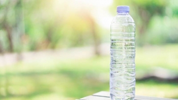 Tái sử dụng chai nhựa đựng nước có gây hại không?