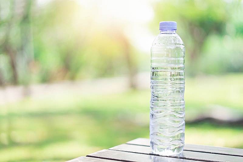 Thói quen để chai nước trong ô tô đỗ ngoài nắng, đựng nước ấm hoặc tráng chai bằng nước nóng là một sai lầm tai hại.