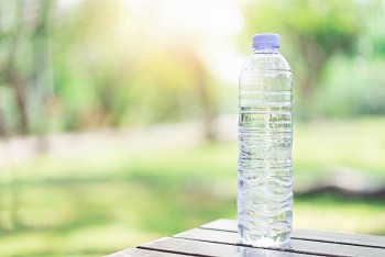 Tái sử dụng chai nhựa đựng nước có gây hại không?