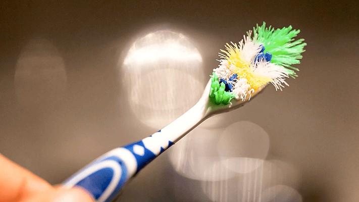 Khi nào cần thay bàn chải, khăn, gối để tránh vi khuẩn?