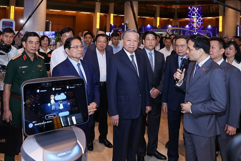 Tổng Bí thư Tô Lâm, Chủ tịch nước Lương Cường, Thủ tướng Chính phủ Phạm Minh Chính, Chủ tịch Quốc hội Trần Thanh Mẫn và các đại biểu tham quan triển lãm những thành tựu nổi bật trong hai lĩnh vực y tế và giáo dục - Ảnh: VGP/Nhật Bắc