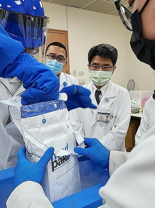 Các y bác sĩ trong ca điều trị liệu pháp tế bào tại Đài Loan cho bé gái TP HCM. Ảnh: Bệnh viện cung cấp