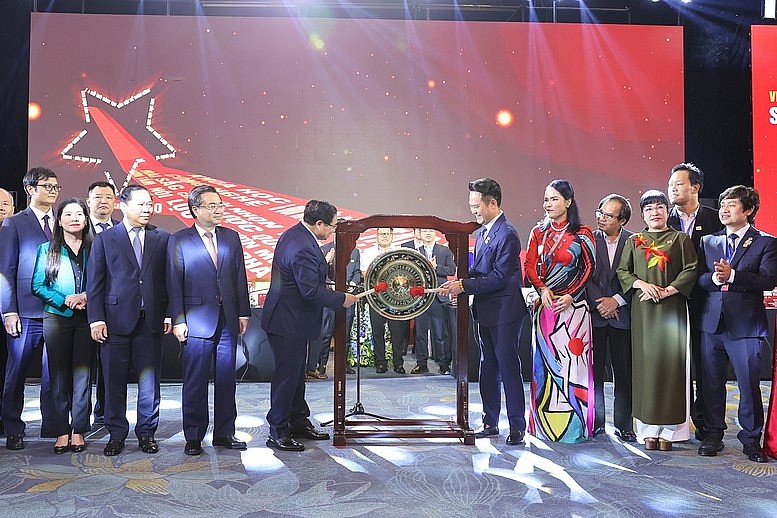 Thủ tướng và Chủ tịch VPFS 2025 cùng các doanh nhân thực hiện nghi thức đánh cồng, chính thức khởi động một giai đoạn phát triển mới của khu vực kinh tế tư nhân Việt Nam - Ảnh: VGP/Nhật Bắc Thủ tướng và Chủ tịch VPFS 2025 cùng các doanh nhân thực hiện nghi thức đánh cồng, chính thức khởi động một giai đoạn phát triển mới của khu vực kinh tế tư nhân Việt Nam - Ảnh: VGP/Nhật Bắc