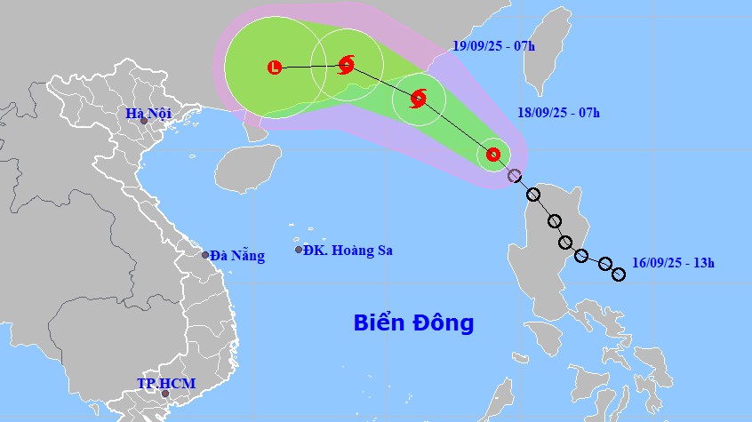 Áp thấp nhiệt đới vào Biển Đông, dự báo mạnh lên thành bão số 8