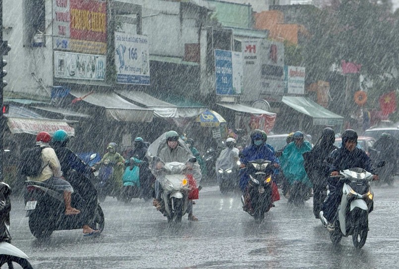 Trên đất liền, hoàn lưu của áp thấp nhiệt đới cũng gây ra một đợt mưa lớn trên diện rộng