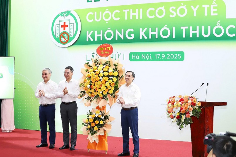 Thứ trưởng Trần Văn Thuấn (bên phải) trao lẵng hoa của Bộ Y tế chúc mừng Ban Tổ chức cuộc thi. Thứ trưởng Trần Văn Thuấn (bên phải) trao lẵng hoa của Bộ Y tế chúc mừng Ban Tổ chức cuộc thi.