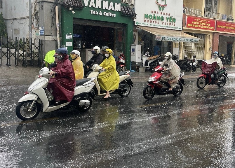 Sau khi bão tan, hoàn lưu của áp thấp nhiệt đới có thể di chuyển về phía đất liền Việt Nam, gây ra mưa rào và dông rải rác cho khu vực Bắc Bộ và Bắc Trung Bộ