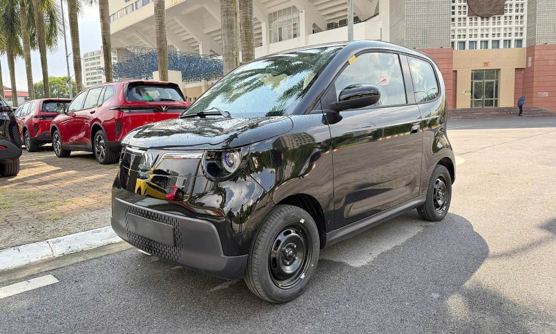 VinFast Minio Green bản tiền thương mại, kích thước nhỏ gọn tối ưu cho di chuyển trong đô thị, mâm thép 13 inch.