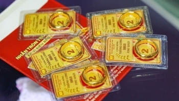 Giá vàng trong nước lùi về mốc 132 triệu đồng, USD tiếp tục hạ nhiệt