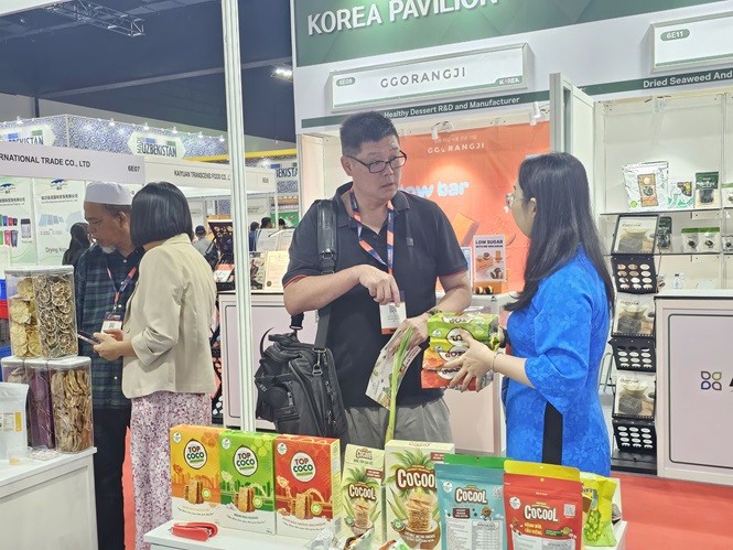 Đặc sản bánh dừa nướng Việt Nam được du khách quốc tế yêu thích bởi hương vị ngọt, béo ngậy, lại giòn và thơm tự nhiên - Ảnh: NHẬT XUÂN