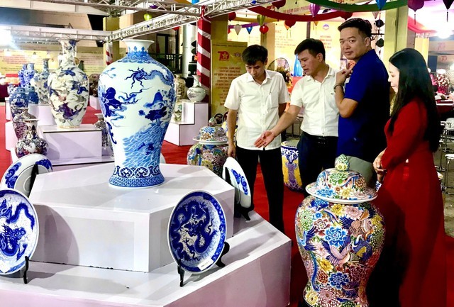 Triển lãm sẽ trưng bày đa dạng sản phẩm truyền thống, gốm sứ, mây tre đan và may truyền thống. Ảnh: VGP/Thùy Linh Triển lãm sẽ trưng bày đa dạng sản phẩm truyền thống, gốm sứ, mây tre đan và may truyền thống. Ảnh: VGP/Thùy Linh