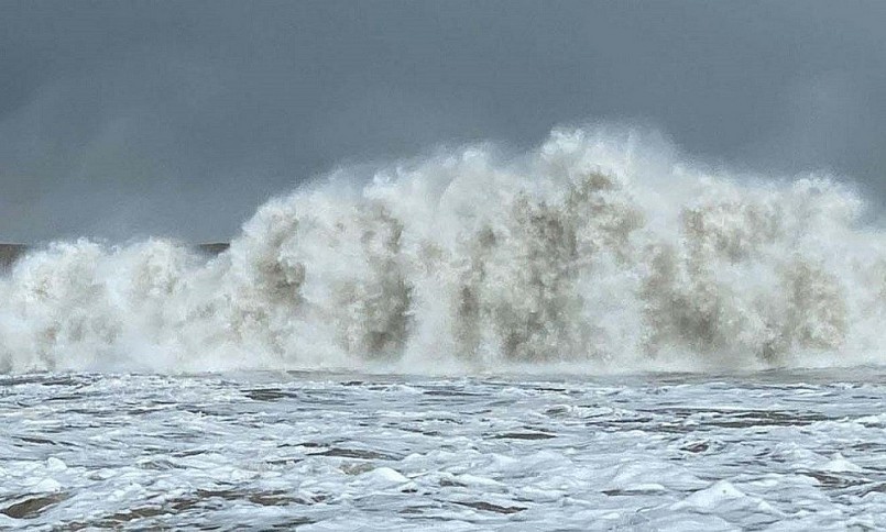 Từ đêm 22/9, gió sẽ mạnh lên cấp 10-13, vùng gần tâm bão đi qua có thể đạt cấp 14-16, giật trên cấp 17. Sóng biển cao từ 4-8 m.