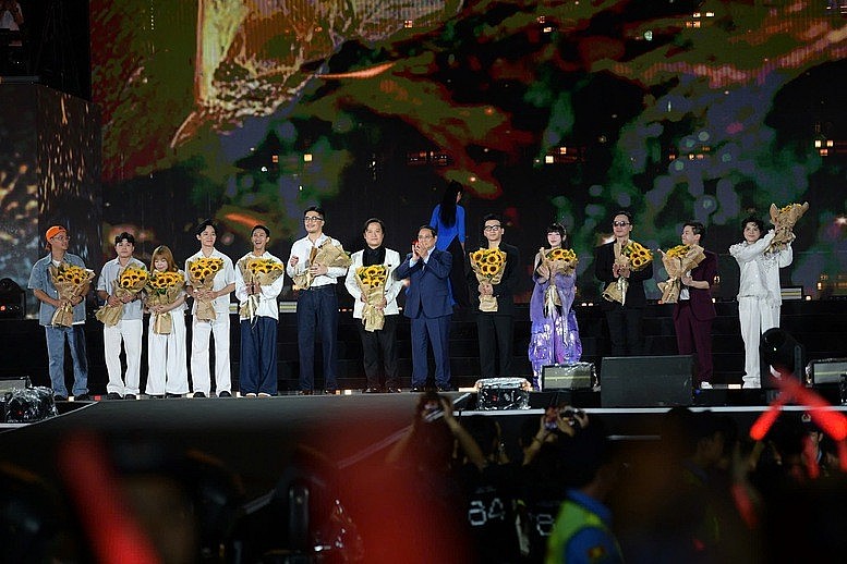 Thủ tướng và các nghệ sĩ - Ảnh: VTV Thủ tướng và các nghệ sĩ - Ảnh: VTV