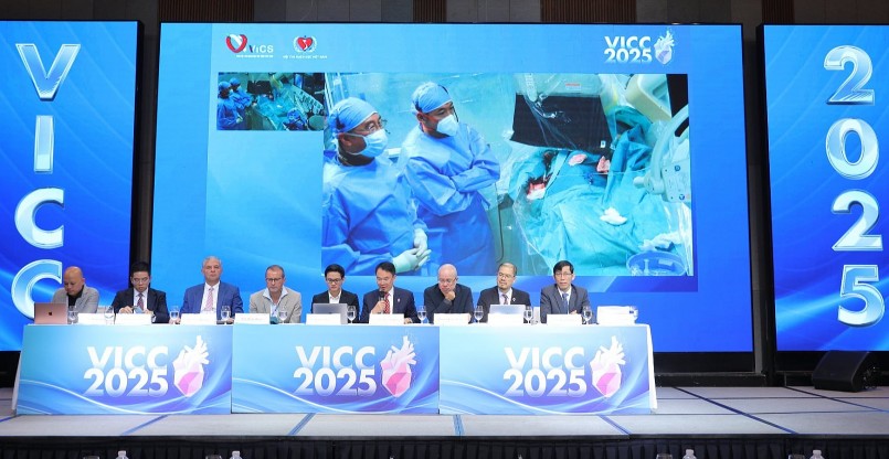 Các chuyên gia đầu ngành trong nước và quốc tế tại hội nghị.