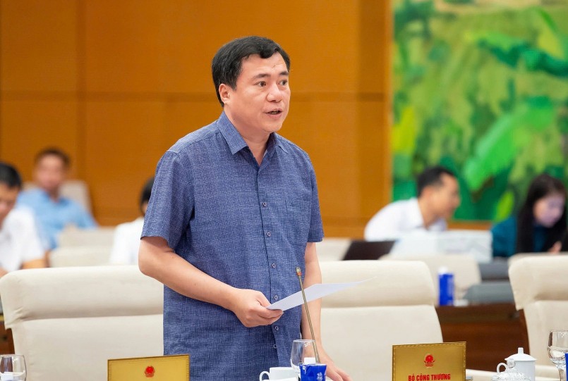 Thứ trưởng Bộ Công thương Nguyễn Sinh Nhật Tân trình bày tờ trình dự án luật tại phiên họp  ẢNH: GIA HÂN