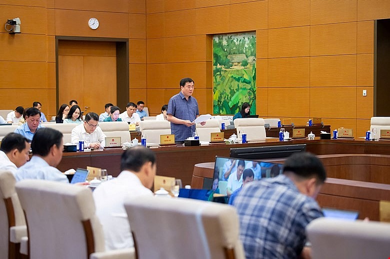 Dự thảo Luật Thương mại điện tử quy định định danh người bán trong nước và nước ngoài, người livestream, người tiếp thị liên kết. Ảnh: Quochoi.vn