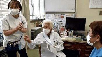 Bác sĩ 100 tuổi vẫn miệt mài khám bệnh và bí quyết sống thọ đáng kinh ngạc