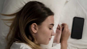 Tác hại thật sự của việc để điện thoại bên cạnh khi ngủ